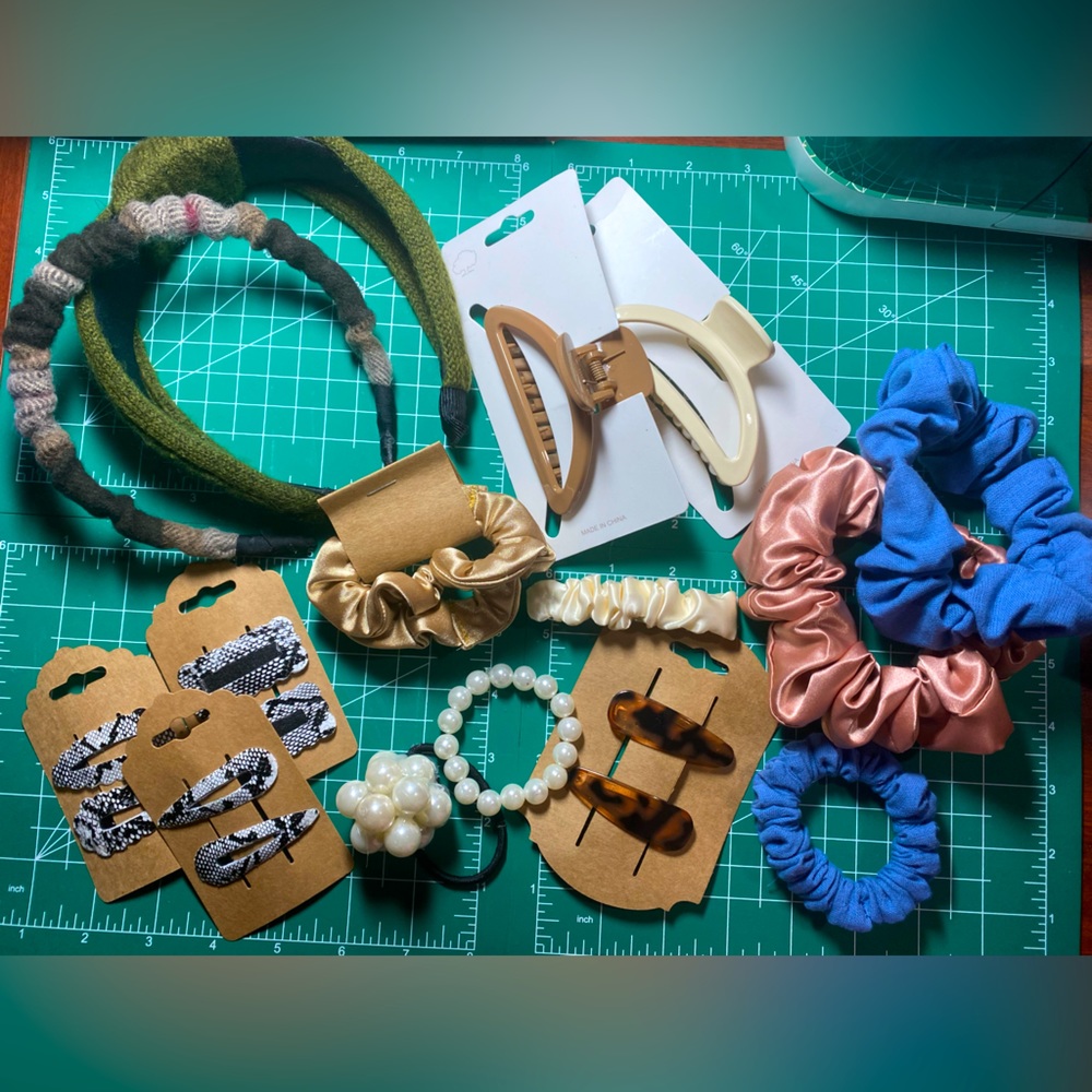 Hair accessory bundle, 21 counted items. BOX 2264